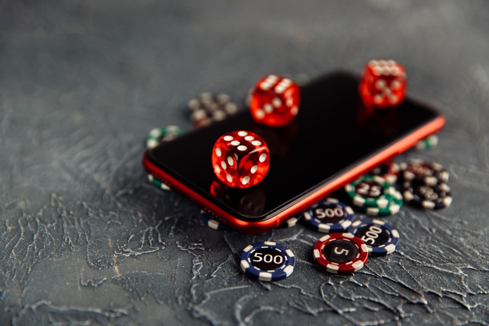 Tärningar och casino chips ligger på en smartphone
